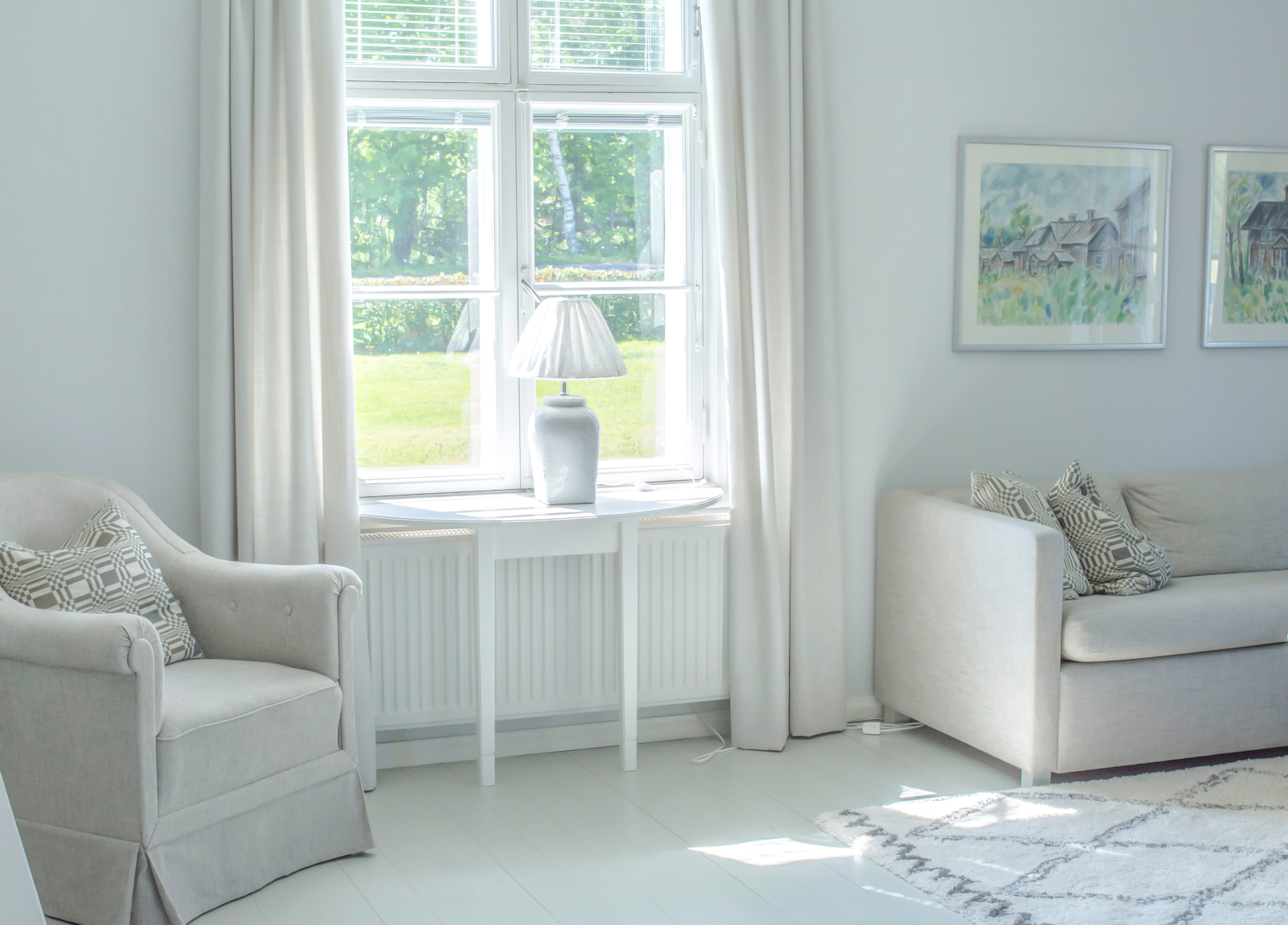 clean white room that is free from pet urine odours